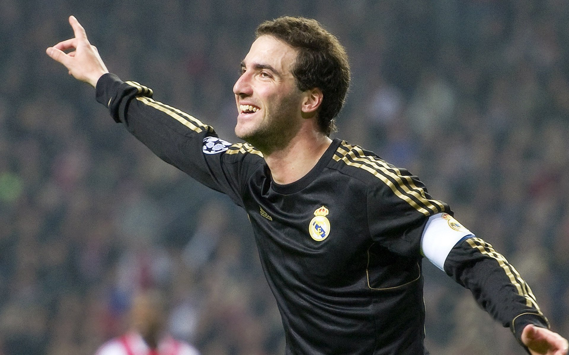 中锋回抢抢断后直塞形成助攻,中锋回防