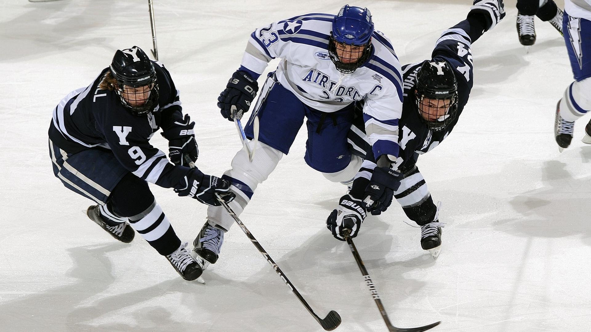 车手激烈碰撞，赛后救援引发关注，赛车手摔倒